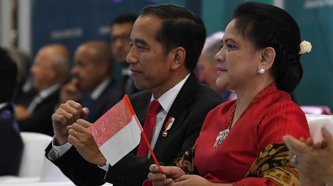 Presiden Joko Widodo (kedua kanan) didampingi Ibu Negara Iriana Joko Widodo menghadiri Upacara Pembukaan Asian Games ke-18 Tahun 2018 di Stadion Utama GBK, Senayan, Jakarta, Sabtu (18/8). INASGOC/Puspa Perwitasari