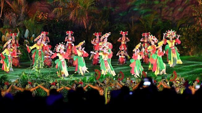 Sejumlah pendukung acara tampil pada Upacara Pembukaan Asian Games ke-18 Tahun 2018 di Stadion Utama GBK, Senayan, Jakarta, Sabtu (18/8). INASGOC/Irwin Fedriansyah