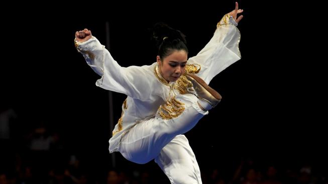 Atlet wushu putri Indonesia Lindswell Kwok saat tampil di nomor Taijiquan dan Tajijian All Around di Asian Games 2018, di JIExpo Kemayoran, Jakarta, Minggu (19/8/2018). [Antara/INASGOC/Ismar Patrizki]