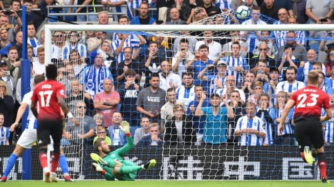 Kiper Manchester United David de Gea gagal menghalau bola tendangan penalti Brighton and Hove Albion Pascal Gross di American Express Community Stadium. Glyn KIRK / AFP