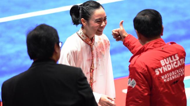 Atlet wushu Lindswell Kwok (tengah) menerima ucapan selamat dari Presiden Joko Widodo (Jokowi) dan Ketua Umum PB Wushu Indonesia, Airlangga Hartarto (kiri), usai menyelesaikan nomor Taijijian Putri Wushu Asian Games 2018 di JIExpo Kemayoran, Jakarta, Senin (20/8/2018). [Antara/INASGOC/Akbar Nugroho Gumay]