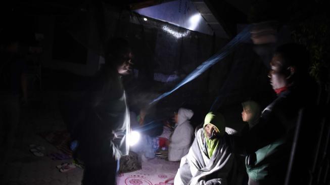 Warga membuat tenda dan memilih tetap berada di luar rumah pascagempa di Ampenan, Mataram, NTB, Minggu (19/8). ANTARA FOTO/Ahmad Subaidi