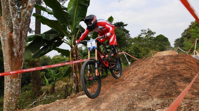 Atlet balap sepeda Indonesia, Khoiful Mukhib, saat tampil di Final Run Men Elite Downhill Asian Games 2018 di Khe Bun Hill, Subang, Jawa Barat, Senin (20/8/2018). [Antara/INASGOC/Aji Wisnu Novianto]