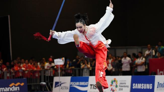 Atlet Indonesia Lindswell Kwok saat beraksi di nomor Taijijian Putri Asian Games 2018 di JIExpo, Kemayoran, Jakarta, Senin (20/8/2018). [Antara/INASGOC/Ismar Patrizki]