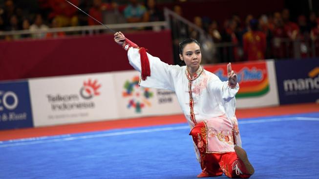 Atlet Indonesia Lindswell Kwok saat beraksi di nomor Taijijian Putri Asian Games 2018 di JIExpo, Kemayoran, Jakarta, Senin (20/8/2018). [Antara/INASGOC/Ismar Patrizki]