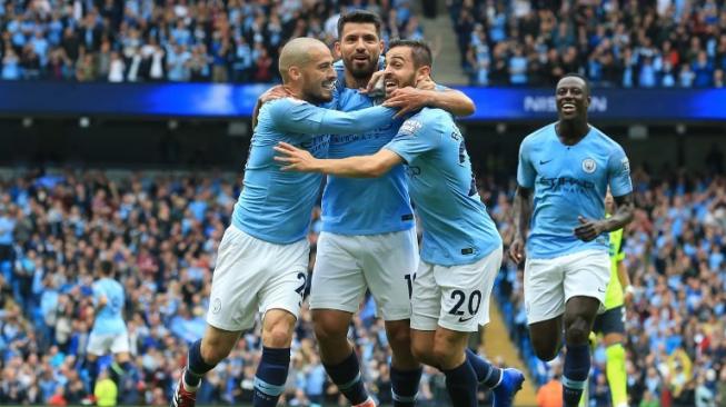 Striker Manchester City Sergio Aguero (tengah) merayakan golnya ke gawang Huddersfield Town bersama David Silva dan Bernardo Silva Lindsey PARNABY / AFP  