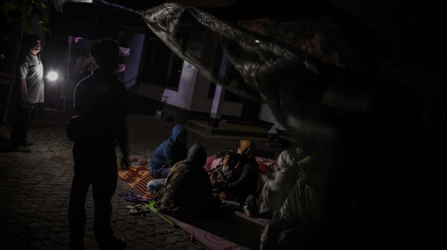 Warga membuat tenda dan memilih tetap berada di luar rumah pascagempa di Ampenan, Mataram, NTB, Minggu (19/8). ANTARA FOTO/Ahmad Subaidi