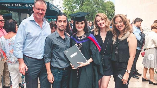 Edward Akbar ikut menghadiri acara wisuda kekasihnya, Kimberly Ryder di London. (Instagram)