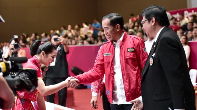 Presiden Joko Widodo kasih selamat ke Atlet wushu andalan Indonesia Lindswell Kwok. (Biro Pers Istana)