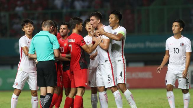 Pesepak bola Hongkong Lilly Nunez Vasudeva Das (tiga kanan) memprotes keputusan wasit karena merasa ada pemain Indonesia yang menyikut dia pada penyisihan Grup A cabang Sepak Bola Asian Games 2018 yang berlangsung di Stadion Patriot Bekasi Jawa Barat,Senin (20/8/2018). ANTARA FOTO/INASGOC/Charlie