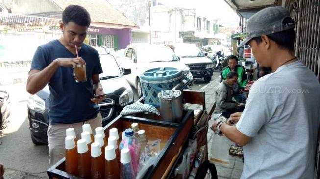 Jajakan Bir Kotjok Khas Bogor, Agus Teruskan Resep Sang Kakek