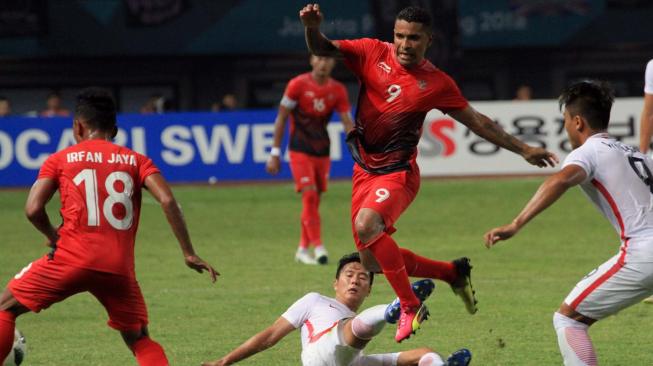 Pesepak bola Indonesia Costa Alberto Goncalves Da (atas) dihalau pemain Hongkong, Law Hiu Chung (bawah)l pada penyisihan Grup A cabang Sepak Bola Asian Games 2018 yang berlangsung di Stadion Patriot Bekasi Jawa Barat,Senin (20/8/2018). ANTARA FOTO/INASGOC/Hery Sudewo