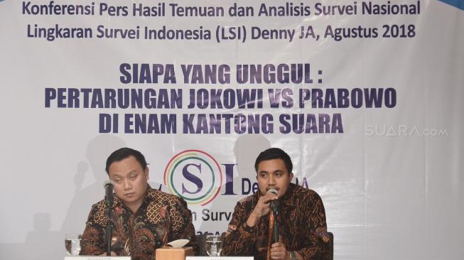 Peneliti Lingkaran Survei Indonesia Adjie Alfaraby berbicara saat konferensi pers hasil temuan dan analisis survei di Kantor LSI, Jakarta, Selasa (21/8). [Suara.com/Muhaimin A Untung]