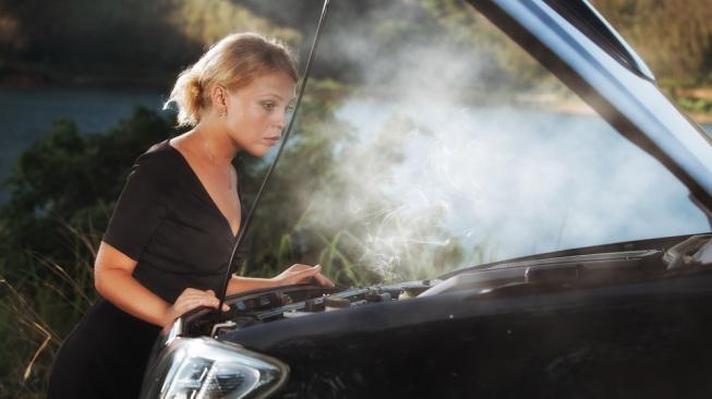 Ilustrasi mesin mobil terlalu panas, overheat. [Shutterstock]
