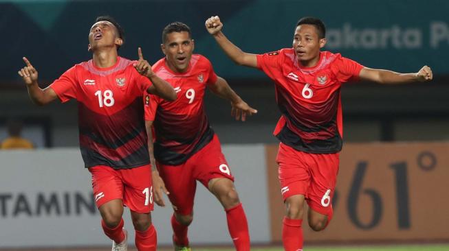 Pesepak bola Indonesia (kiri ke kanan) Irfan Jay ,Albertho Goncalves dan Evan Dimaz saat merayakan gol pada penyisihan Grup A cabang Sepak Bola Asian Games 2018 yang berlangsung di Stadion Patriot Bekasi Jawa Barat,Senin (20/8/2018). ANTARA FOTO/INASGOC/Charlie