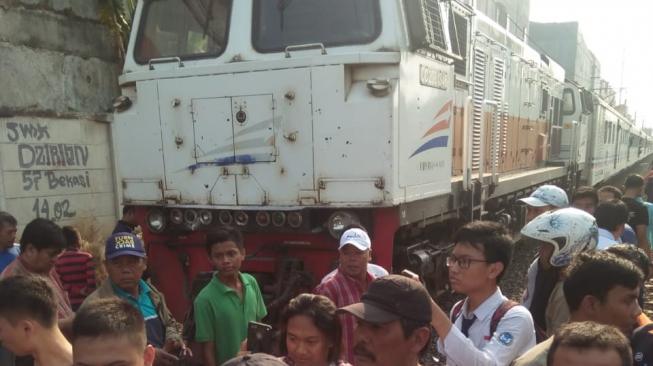 Avanza Ringsek Tersambar Kereta di Bekasi, Pengemudi Tewas