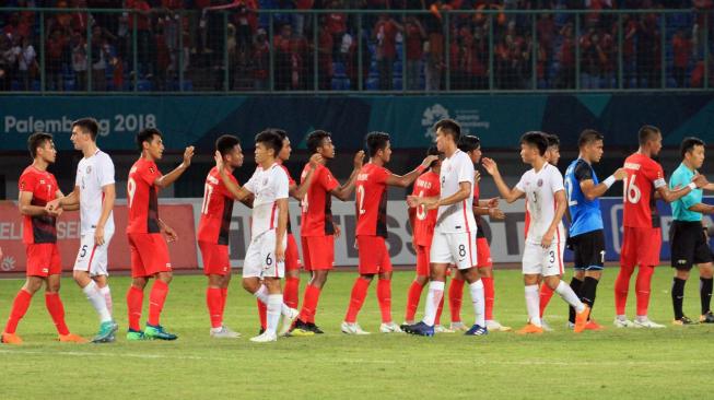 Dua tim sepak bola Indonesia dan Hongkong usai laga bersalaman persahabatan pada penyisihan Grup A cabang Sepak Bola Asian Games 2018 yang berlangsung di Stadion Patriot Bekasi Jawa Barat,Senin (20/8/2018). ANTARA FOTO/INASGOC/Hery Sudewo