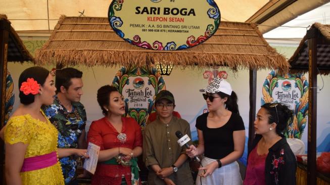 Sejumlah artis memeriahkan acara Festival Tanah Lot Art & Food Festival 2018. (istimewa)