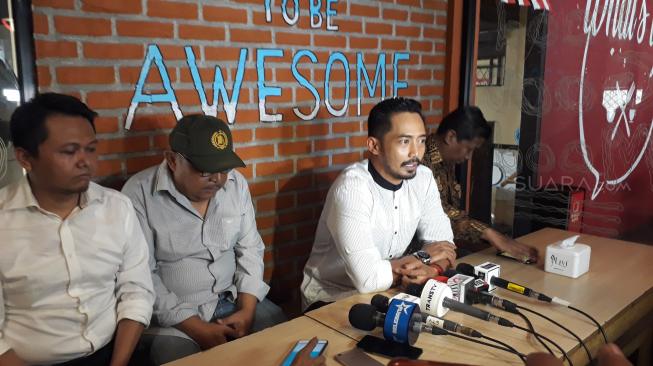 Yama Carlos klarifikasi soal tuduhan sang istri yang menyebut dirinya menculik sang buah hati. Ia menggelar jumpa pers di kawasan Ciputat, Tangerang Selatan, Selasa (21/8/2018). [suara.com/Wahyu Tri Laksono]