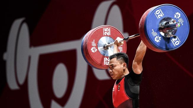 Lifter Indonesia Eko Yuli Irawan melakukan angkatan "clean and jerk" pada nomor angkat besi putra 62 kg Asian Games ke-18 2018 di JiExpo, Jakarta, Selasa (21/8). ANTARA FOTO/INASGOC/Dhemas Reviyanto