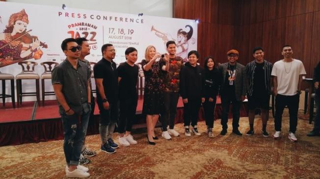 Keseruan Diana Krall kala memotret para jurnalis di sesi foto bareng (Guideku.com/adit)