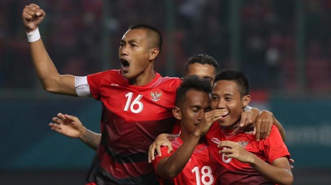 Pesepak bola Indonesia (kiri ke kanan) Hansamu Yama Pranata,Irfan Jaya dan Evan Dimas Darmono saat merayakan gol pada penyisihan Grup A cabang Sepak Bola Asian Games 2018 yang berlangsung di Stadion Patriot Bekasi Jawa Barat,Senin (20/8/2018). ANTARA FOTO/INASGOC/Charlie