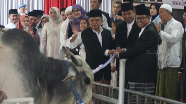 Wakil Presiden Jusuf Kalla menyerahkan simbolis hewan kurban milik Presiden dan wakil Presiden kepada Pengurus Masjid Istiqlal didampingi Ketua MPR Zulkifli Hasan di Masjid Istiqlal, Jakarta, Rabu (22/8). [Suara.com/Muhaimin A Untung]