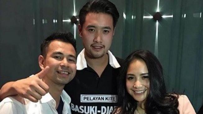 Richard Muljadi rangkul Raffi Ahmad-Nagita Slavina. [Instagram]