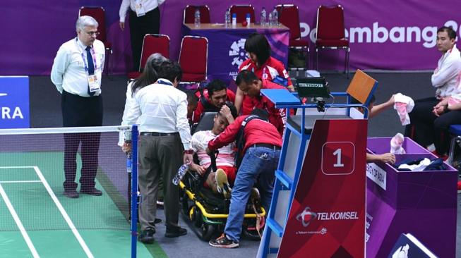 Anthony Sinisuka Ginting mengalami cedera saat menghadapi pebulutangkis Cina Shi Yuqi di partai pertama final beregu putra Asian Games 2018, Rabu (22/8/2018) [Istimewa]