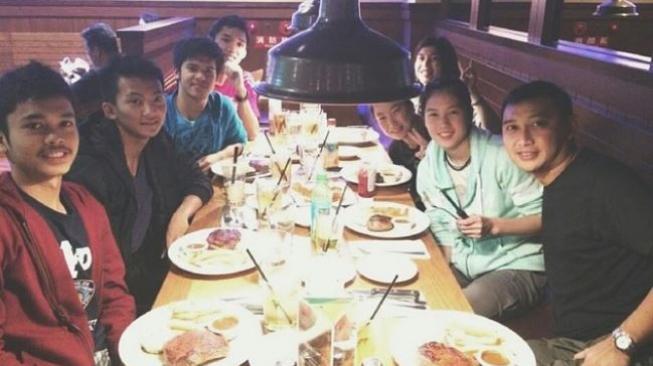 Atlet bulutangkis, Anthony Sinisuka Ginting dan teman-temannya saat menyantap steak. (@sinisukanthony/Instagram)