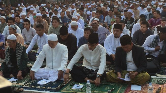 Sandiaga Salat Ied di Monumen Perjuangan Jatinegara