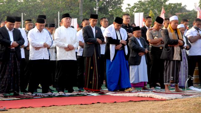 Presiden Joko Widodo menunaikan Salat Idul Adha berjamaah bersama masyarakat yang tinggal di sekitar Kabupaten Bogor, Jawa Barat. [ANTARA FOTO/Yulius Satria Wijaya]