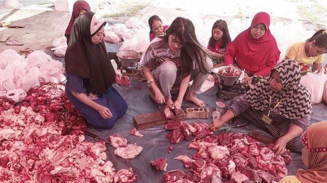 Via Vallen ikut membantu memotong daging sapi kurban. (Instagram)