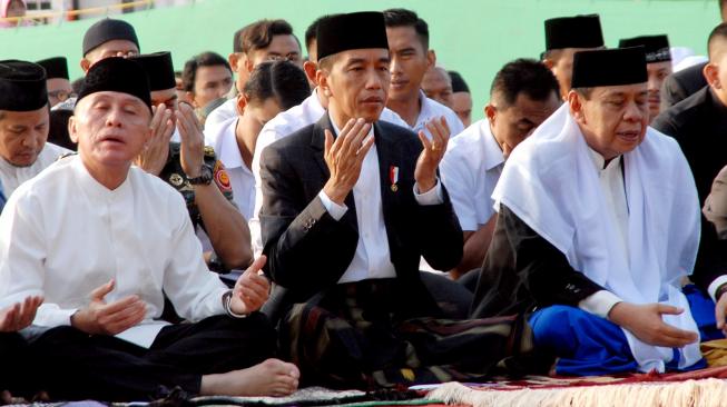 Presiden Joko Widodo menunaikan Salat Idul Adha berjamaah bersama masyarakat yang tinggal di sekitar Kabupaten Bogor, Jawa Barat. [ANTARA FOTO/Yulius Satria Wijaya]