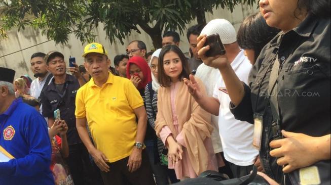 Prilly Latuconsina Gugup Saksikan Sapi Kurbannya Disembelih