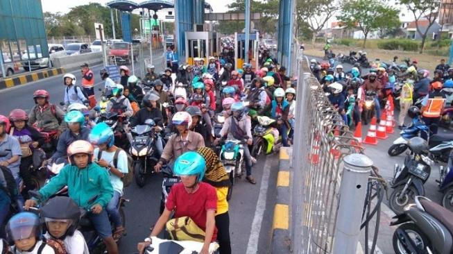 Tradisi Toron Idul Adha, Jembatan Suramadu Dipadati Pengendara