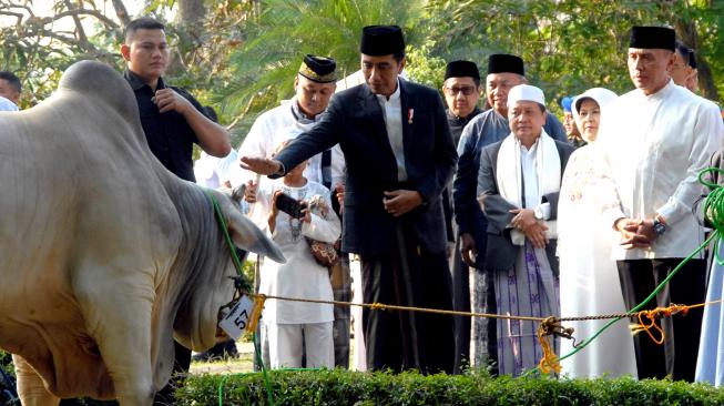 Presiden Joko Widodo menunaikan Salat Idul Adha berjamaah bersama masyarakat yang tinggal di sekitar Kabupaten Bogor, Jawa Barat. [ANTARA FOTO/Yulius Satria Wijaya]