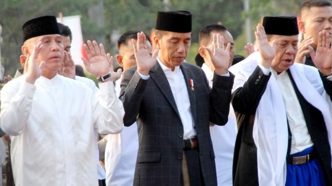 Presiden Joko Widodo menunaikan Salat Idul Adha berjamaah bersama masyarakat yang tinggal di sekitar Kabupaten Bogor, Jawa Barat. [ANTARA FOTO/Yulius Satria Wijaya]