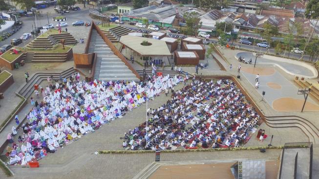 Hari ini seluruh umat muslim di Indonesia serentak melaksanakan salat Idul Adha 1439 H sesuai dengan jadwal yang ditetapkan Pemerintah dan kemudian dilanjutkan dengan penyembelihan hewan kurban. ANTARA FOTO