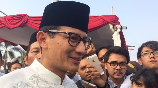 Bakal Calon Wakil Presiden Sandiaga Uno usai Salat Idul Adha di Monumen Perjuangan Jatinegara, Jalan Matraman Raya, Bali Mester, Jatinegara, Jakarta Timur, Rabu (22/8/2018). [Suara.com/Yosea Arga Pramudita]