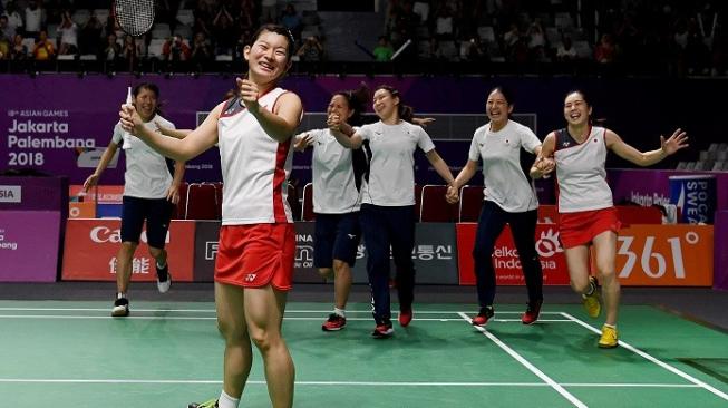 Tim bulu tangkis putri Jepang melakukan selebrasi usai menundukkan tim bulu tangkis putri Cina pada final beregu putri Asian Games 2018 di Istora Senayan, Jakarta, Rabu (22/8). ANTARA FOTO/INASGOC/Puspa Perwitasari