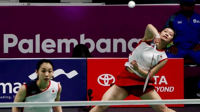 Pebulu tangkis ganda putri Jepang Misaki matsutomo (kanan) dan Ayaka Takahashi (kiri) mengembalikan kok ke arah lawannya pebulu tangkis ganda putri Cina Huang Dongping dan Zheng Yu China, pada pertandingan final beregu putri Asian Games 2018 di Istora Senayan, Jakarta, Rabu, (22/8). ANTARA FOTO/INASGOC