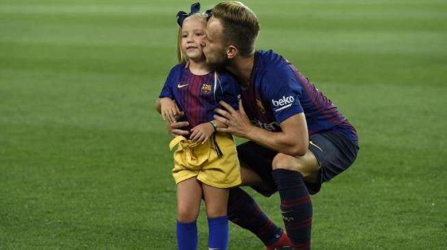 Gelandang Barcelona, Ivan Rakitic (kanan) [LLUIS GENE / AFP]