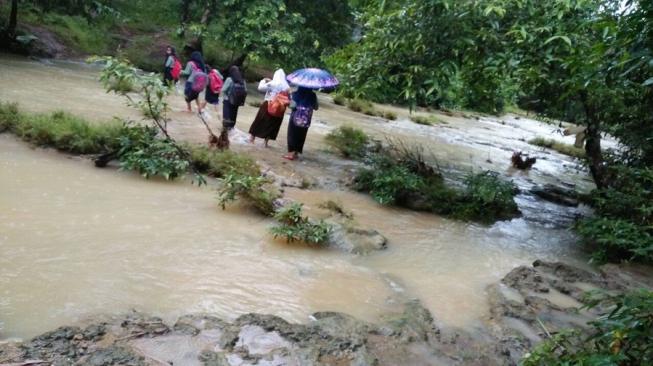 Menyeberangi sungai harus dilakoni setiap hari oleh pelajar SDN Sindangkerta dan SMPN 4 Cibitung untuk menuju sekolah. [Banten Hits/Engkos Kosasih]