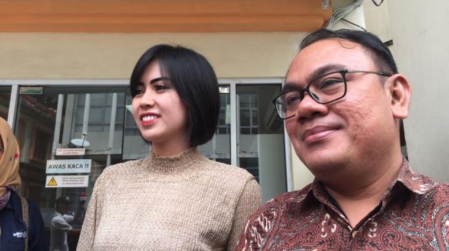 Dituduh Selingkuh, Istri Yama Carlos : Itu Fans Berat Saya