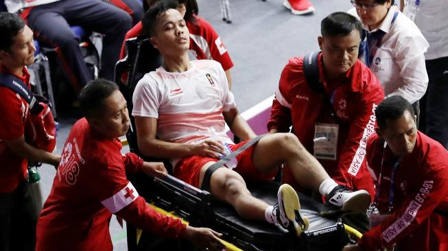 Langkah  Anthony Sinisuka Ginting terhenti saat melawan pemain China, Shi Yuqi pada final Bulutangkis Beregu Putra Asian Games 2018 di Jakarta karena kondisi kakinya yang sakit.[ANTARA FOTO/ INASGOC]