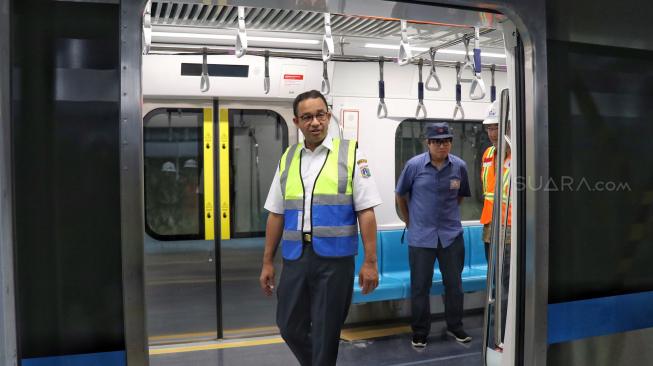 Dalam tinjauan itu Anies berharap MRT dapat beroperasi tepat waktu yaitu pada bulan Maret 2019.[Suara.com/Oke Dwi Atmaja]