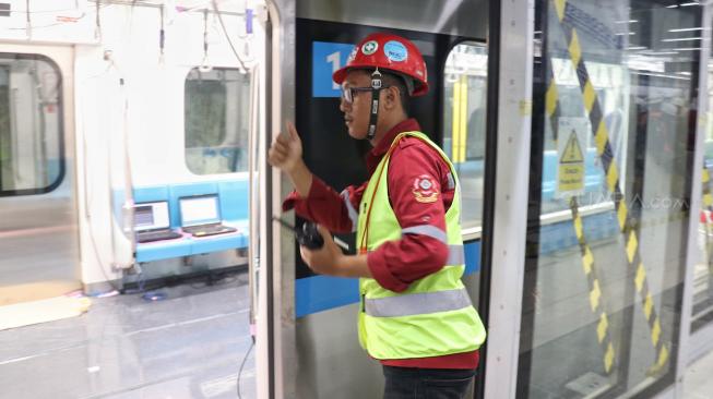 Dalam tinjauan itu Anies berharap MRT dapat beroperasi tepat waktu yaitu pada bulan Maret 2019.[Suara.com/Oke Dwi Atmaja]