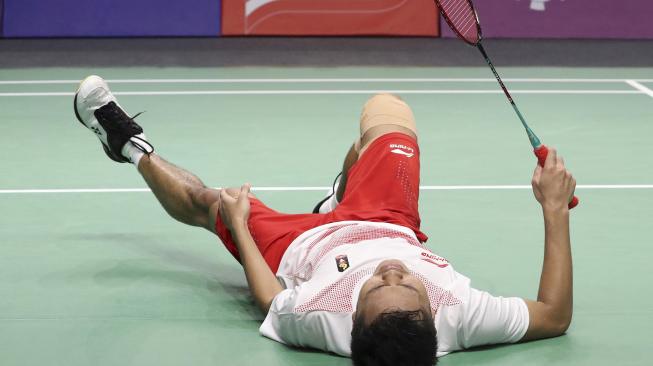 Langkah Anthony Sinisuka Ginting terhenti saat melawan pemain China, Shi Yuqi pada final Bulutangkis Beregu Putra Asian Games 2018 di Jakarta karena kondisi kakinya yang sakit.[ANTARA FOTO/ INASGOC]