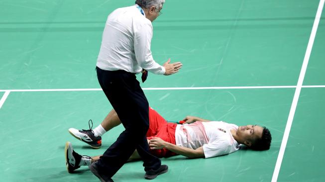 Langkah Anthony Sinisuka Ginting terhenti saat melawan pemain China, Shi Yuqi pada final Bulutangkis Beregu Putra Asian Games 2018 di Jakarta karena kondisi kakinya yang sakit.[ANTARA FOTO/ INASGOC]